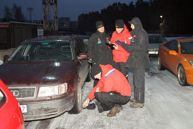 Riepām ir īpaša nozīme, tāpēc katrai automašīnai tiek nomērīts riepu protektors un noteikts to ražošanas gads.
Autors: Uldis Varnevičs