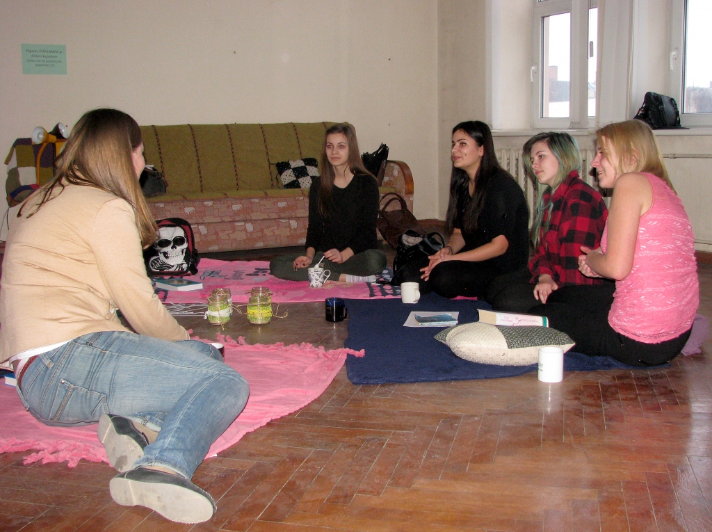 Grāmatu lasīšanas kluba «Šelfijs» draugi tikās Bauskas Centrālās bibliotēkas telpās. 
Autors: Vilnis Auzāns