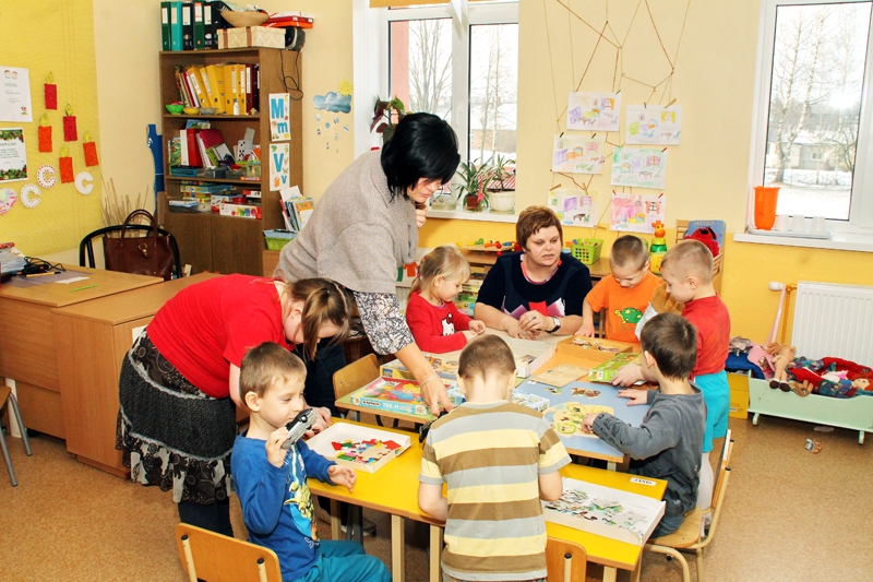 Skolotājas Aiga Štāle (no labās) un Liene Eriņa izmanto Montesori pedagoģijas principus jau tagad.
Autors: Uldis Varnevičs