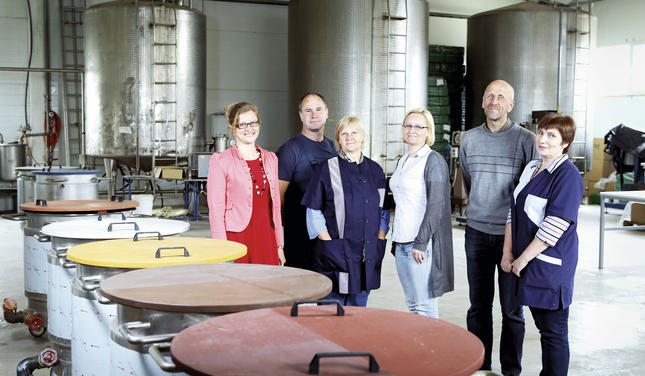 Linum Color galvenais trumpis ir lieliska komanda, viņu vidū ražošanas vadītāja Aina Savicka (no labās), pārdošanas vadītājs Guntars Jaunpujens–Pujens, biroja vadītāja Līva Glušaka, ķīmiķe Agrita Ansone, laboratorijas speciālists Gints Šnitkus, eksporta menedžere Velga Balode.
Autors: ir.lv