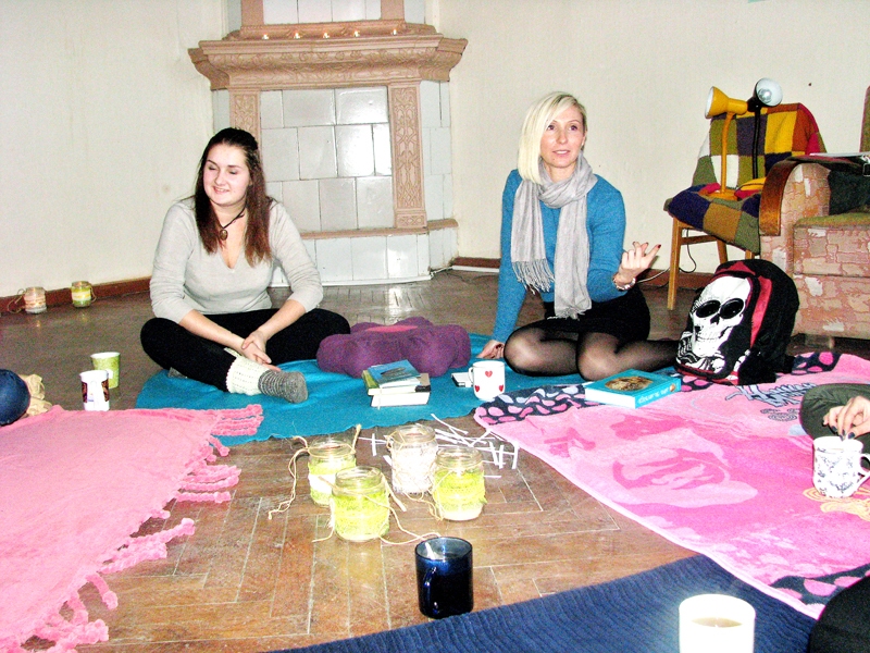 Grāmatu lasīšanas klubā «Šelfijs» par pēdējā laikā izlasītajām interesantākajām grāmatām stāsta Solvita Jirgensone (no labās) un Guna Matveja. 
Autors: Vilnis Auzāns