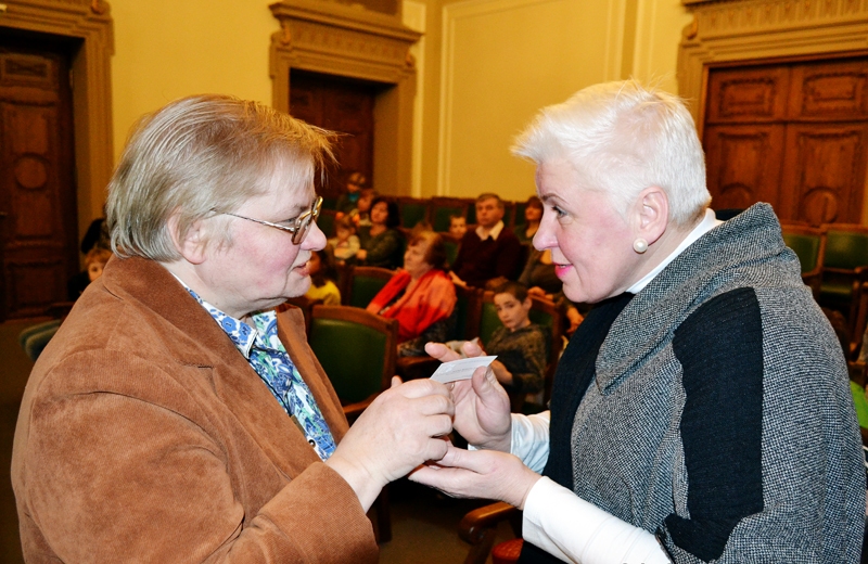 Saeimā Bauskas novada audžuģimeņu biedrības vadītāja Lilita Seržāne (no labās) tiekas ar deputāti Janīnu Kursīti-Pakuli.
Autors: no Seržānu ģimenes personīgā albuma