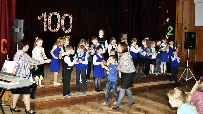 Pirmās klases bērni priecē klātesošos ar priekšnesumiem.
Autors: Māris Krūmiņš