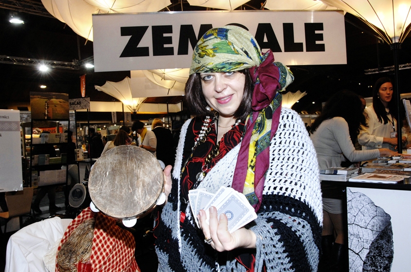 Irita Vimba, Bārbeles folkloras kopas vadītāja, Latvijas Folkloras biedrības mārketinga vadītāja, aicina visus uz XVI Starptautisko masku tradīciju festivālu, kas no 13. līdz 15. februārim notiks Vecumnieku novadā.
Autors:  Ivars Bogdanovs