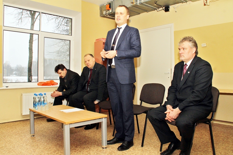 
Saeimas deputāti Ingmārs Līdaka (no kreisās) un Raimonds Bergmanis, kā arī Edgars Tavars un Mārtiņš Ruža bija ieradušies uz tikšanos ar iedzīvotājiem Jaunsaules skolas ēkā.
Autors: Uldis Varnevičs