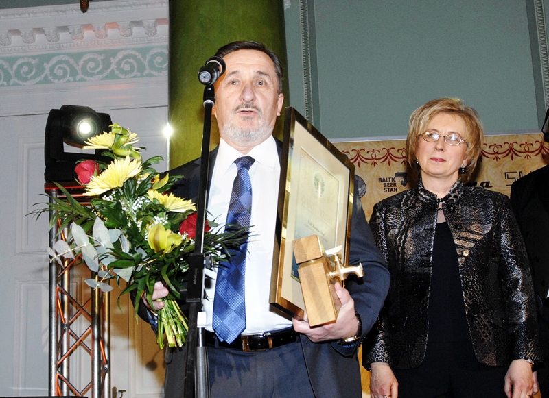 Vladimirs Barskovs, SIA «Bauskas alus» vadītājs, saņemot balvu nominācijā «Gada alus iepakojums», pateicas savam kolektīvam par veikumu.
Autors: Ivars Bogdanovs