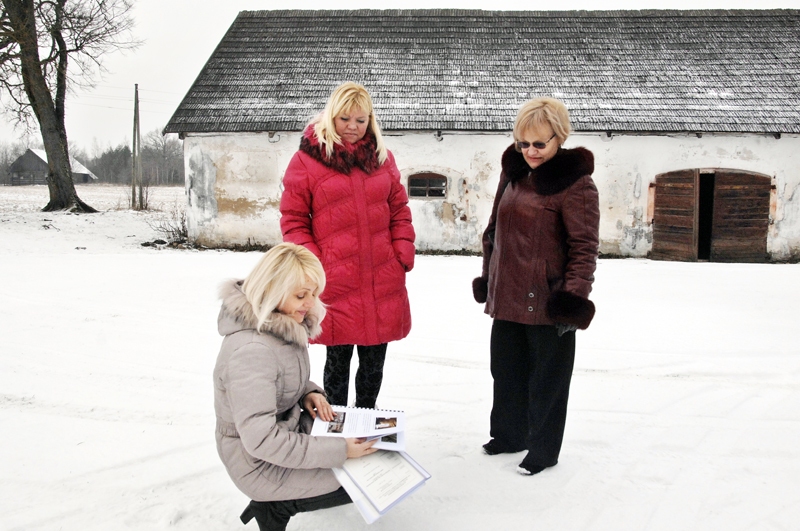 Viļa Plūdoņa muzejā tuvāko gadu projekts ir attēlā redzamās ratnīcas restaurācija. Tajā iesaistās pašvaldības speciāliste Jolanta Lauva, «Lejenieku» «saimniece» Signe Samsone un Bauskas muzeja direktore Baiba Šulce.
Autors: Ivars Bogdanovs