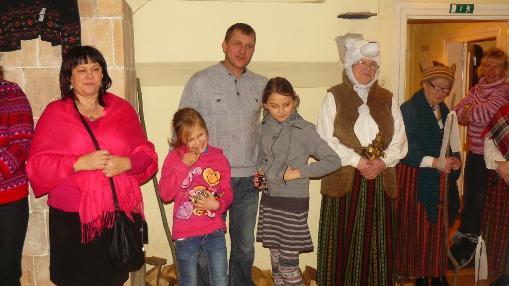 Tautiskas maskas labi iederējās «Lejenieku» senatnīgajās istabās.
Autors: No albuma.