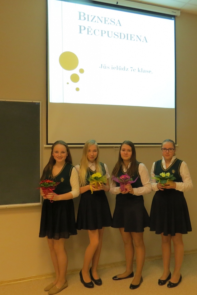 Ģimnāzijas 7.c klases audzēknes Rometa Tjuha (no kreisās), Seranta Rutkovska, Elizabete Hačikjana un Elīza Stella Štraumane Biznesa pēcpusdienas prezentācijā stāstīja par Bauskas apkārtnes uzņēmumiem.
Autors: No albuma.