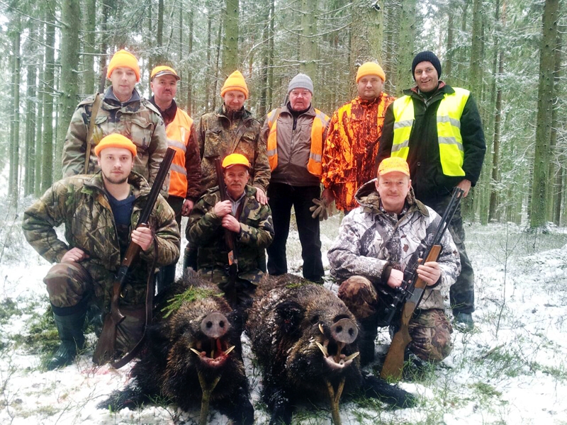 Mednieku kluba «Skaistkalne» kolektīvs ar pēdējo medību guvumu.
Autors: no mednieku kluba albuma.