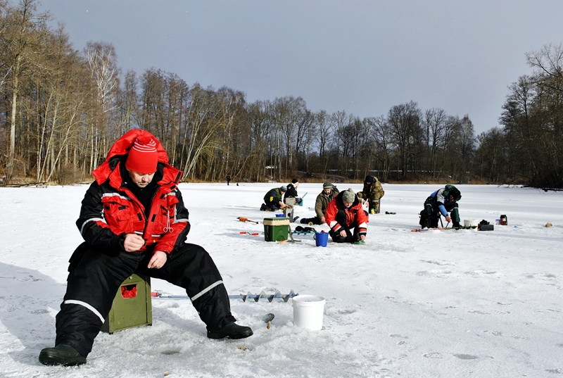 Ingemārs Zviedris (tuvplānā) zemledus makšķerēšanas sacensībās piedalījās pirmo reizi.
Autors: Māris Krūmiņš