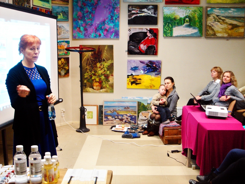 Krāsu terapeite Elizabete Ozola (stāv no kreisās) vada lekciju galerijā «Meistars Gothards».
Autors: Kristīne Selane