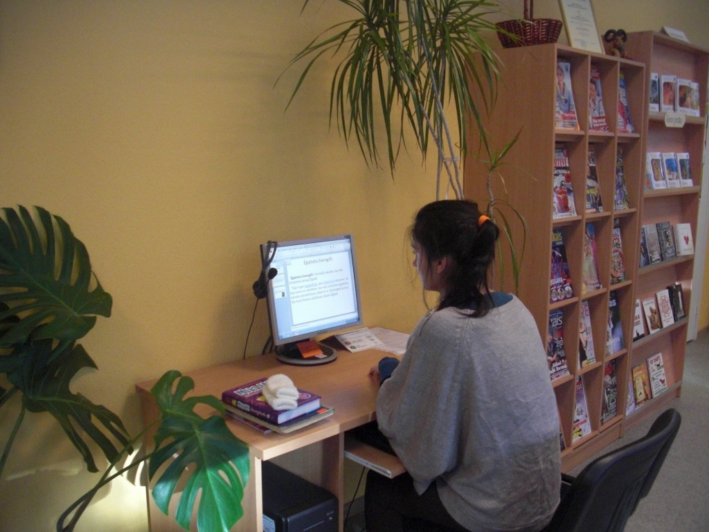 Sabīne Ročāne Taurkalnes bibliotēkā iepazīstas ar informāciju par drošāku internetu. 

Autors: B. Čebatarova 