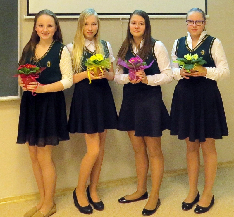 Ģimnāzijas 7.c klases audzēknes Rometa Tjuha (no kreisās), Seranta Rutkovska, Elizabete Hačikjana un Elīza Stella Štraumane savā prezentācijā stāstīja par Bauskas apkārtnes uzņēmumiem.
Autors: no skolas albuma