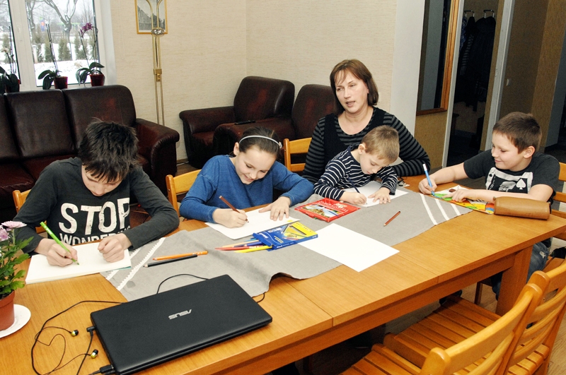 Ligitas Insbergas SOS ciemata ģimenes audžubērniem piemīt dažādi talanti, bet pēcpusdienās pie galda visiem ir vieta, kur zīmēt.
Autors: Ivars Bogdanovs