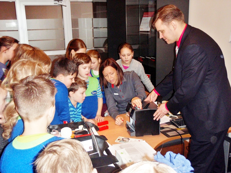 Ermīns Urtāns rāda skolēniem naudas skaitīšanas mašīnas darbu.
Autors: no skolas albuma