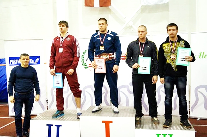 Artis Ģērve (otrais no labās) Latvijas čempionātā izcīnīja bronzas medaļu.
Autors: no Latvijas Cīņas federācijas albuma.