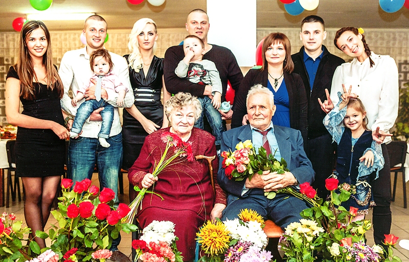 Dzidra Sviķe ar vīru Kazimiru un saviem mīļajiem, kuri dzīvo ārpus Latvijas. 
Autors: no personiskā albuma