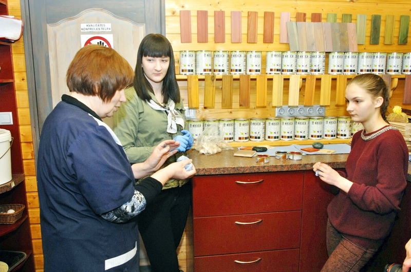 Aina Savicka (no kreisās) demonstrēja Līgai Puriņai un Beātei Bilkevičai jauno uzņēmuma «Linum Color» produktu – krāsaino vasku.
Autors: Ivars Bogdanovs