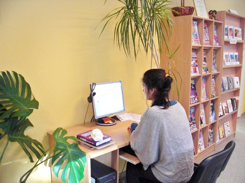 Sabīne Ročāne Taurkalnes bibliotēkā iepazīstas ar informāciju par drošāku internetu.
Autors: no bibliotēkas albuma.