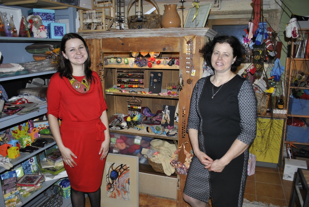 Vinetas Lambertes (pa labi) lielākā palīdze floristikas darbos ir meita Agnese Zariņa.
Autors: Antra Ērgle