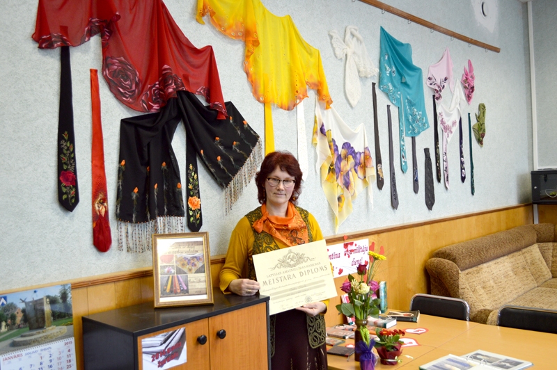 Izšuvējas darbu galvenā tēma ir ziedi.
Autors: no bibliotēkas albuma