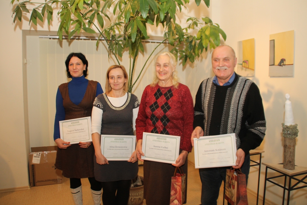 Tatjana Šarkovska (no kreisās), Alita Ževneroviča, Austra Gulbe un Antons Kotāns ar saņemtajiem atzinības rakstiem. 
Autors: Uldis Varnevičs