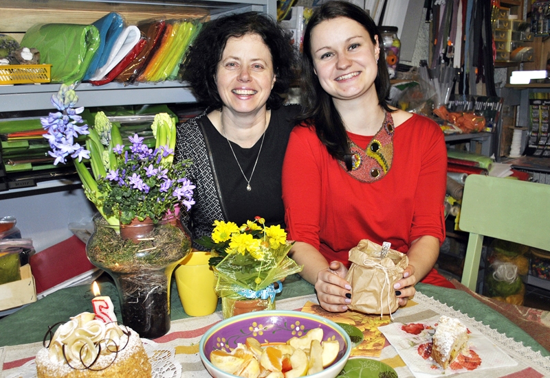 Vinetas Lambertes (pa kreisi) lielākā palīdze floristikas darbos ir meita Agnese Zariņa.
Autors: Antra Ērgle