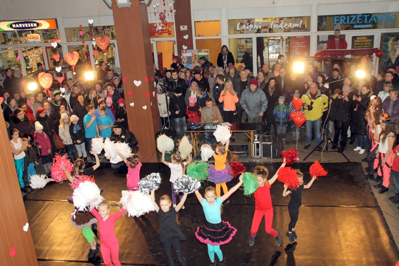 Dinamisku priekšnesumu sniedza Kitijas Zosas trenētās mazās karsējmeitenes. 
Autors: Uldis Varnevičs