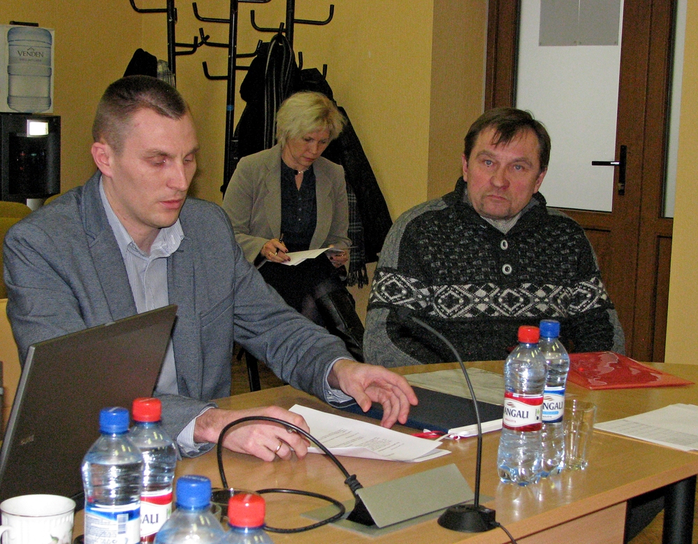 SIA «Aiva auto» valdes priekšsēdētājs Agris Lazdiņš (no labās) aicina Bauskas pašvaldību ļaut uzņēmumam neizmantot Bauskas autoostu un maršrutu galapieturvietu iekārtot viesnīcas laukumā. 


Autors: Vilnis Auzāns