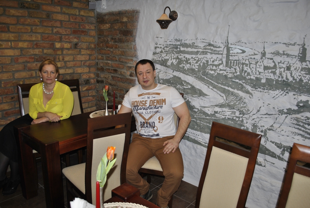 Saimnieki Vita Sirmele un Andis Kaspars priecīgi par oriģinālām interjera detaļām, kas izveidotas remonta gaitā.

Autors: Antra Ērgle