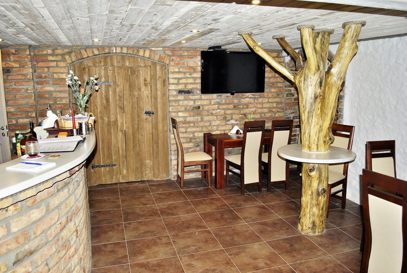 Kafejnīca «Tornis» pēc remonta kļuvusi plašāka un gaišāka, atjaunota arī ēdienkarte.
Autors: Antra Ērgle