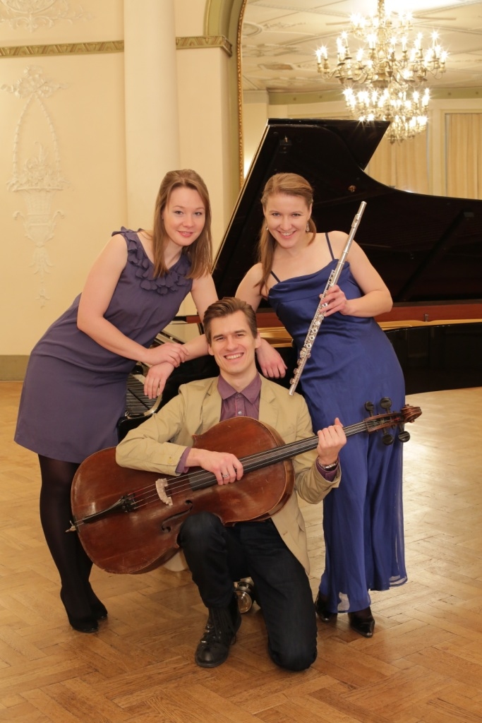 Latviešu mūziķi satiekas koncertā Latvijā no dažādām valstīm - Šveices un Latvijas, tāpēc ansambļa nosaukuma galotne ir 