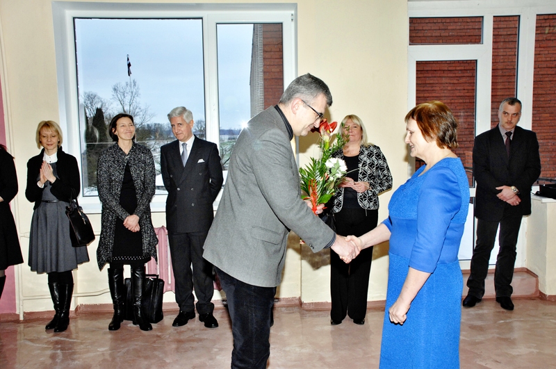 
Dace Peņķe, Mežotnes internātvidusskolas direktore, pērn no Bauskas novada domes priekšsēdētāja Raita Ābelnieka saņēma pateicību par ieguldījumu Šveices valdības līdzfinansētā projektā, uzlabojot drošību skolā.
Autors: Ivars Bogdanovs