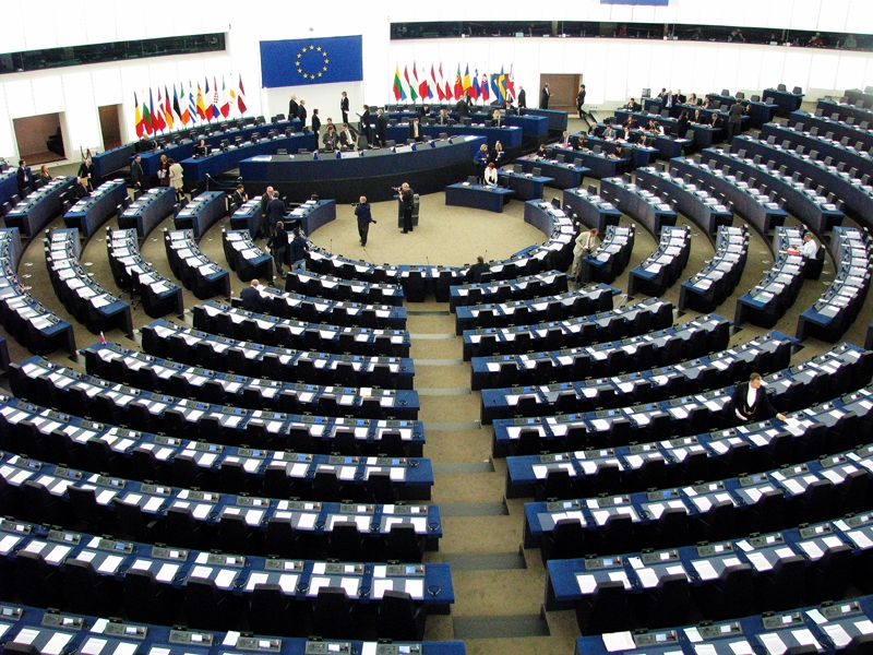 Deputātu rindas Eiroparlamenta plenārsēžu zālē Strasbūrā politisko debašu laikā bija patukšas. Vairākums tautas kalpu sēdi esot vērojuši pa televizoru savā kabinetā, tomēr tas liedz iespēju piedalīties diskusijā.
Autors: Vilnis Auzāns