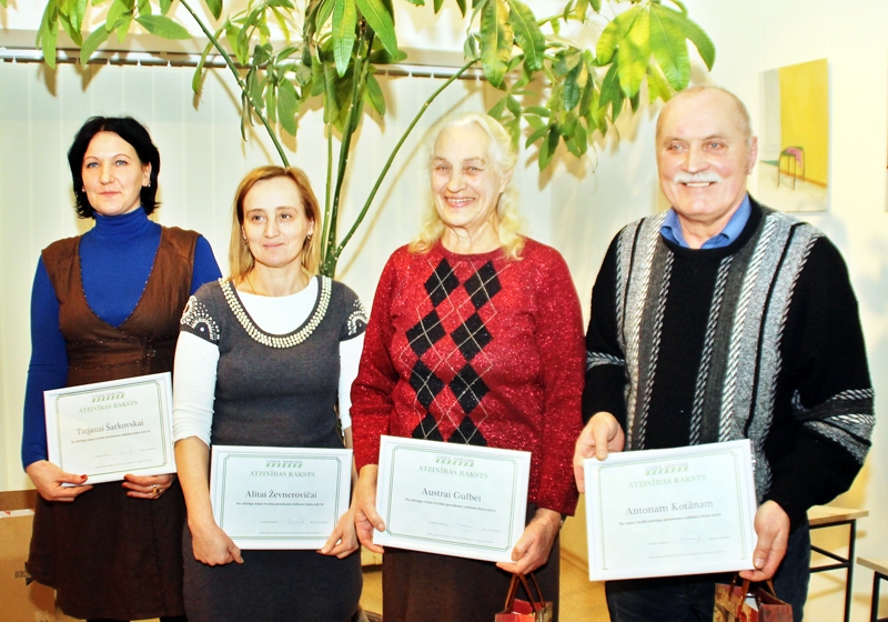 Māju vecākie Tatjana Šarkovska (no kreisās), Alita Ževneroviča, Austra Gulbe un Antons Kotāns ar saņemtajiem atzinības rakstiem.
Autors: Uldis Varnevičs