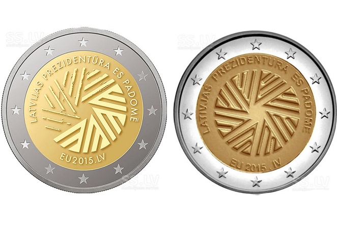 Oficiālās piemiņas monētas Latvijas prezidentūrai ES padomē attēls (pa kreisi) un līdzīgas monētas foto, kas radīja aizdomas par viltojumu.
Autors: no «Latvijas Bankas» publicitātes materiāliem un euro-coins.info