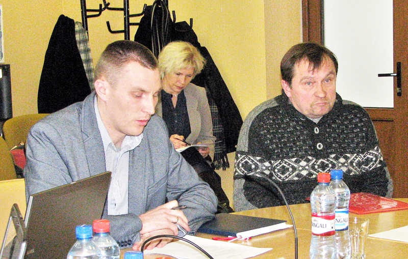 Komitejas sēdē. SIA «Aiva auto» valdes priekšsēdētājs Agris Lazdiņš (no labās) aicina Bauskas novada pašvaldību ļaut uzņēmumam neizmantot pilsētas autoostu un maršrutu gala pieturvietu iekārtot viesnīcas laukumā.
Autors: Vilnis Auzāns