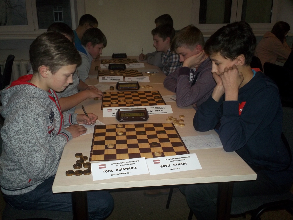 Toms Brigmanis (no kreisās) izcīnīja pirmo vietu Latvijas čempionātā dambretē ātrspēlē.
Autors: Inga Bernāte