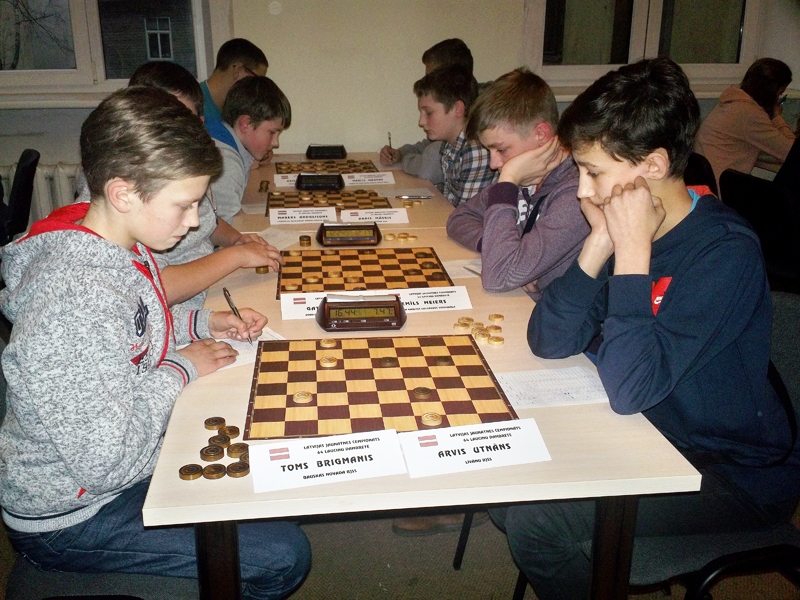 Toms Brigmanis (no kreisās) izcīnīja pirmo vietu Latvijas čempionātā dambretē ātrspēlē.
Autors:  Inga Bernāte
