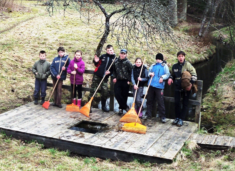 Mazpulcēni rudens talkā pie Bārbeles sēravota.
Autors: no Bārbeles mazpulka albuma.