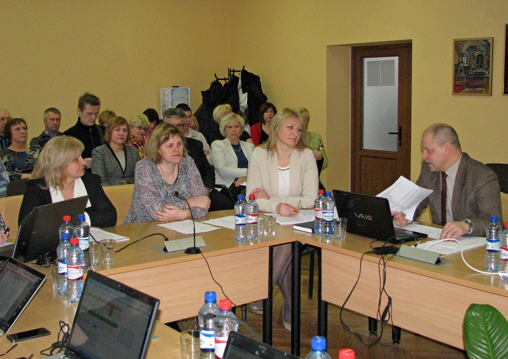 Bauskas novada domes apvienotajā komiteju sēdē visvairāk jautājumu izglītības nodaļas darbiniecēm uzdeva deputāts Aleksandrs Novickis (no labās). 
Autors: Vilnis Auzāns