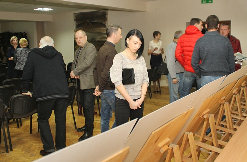 Baušķenieces Renātes Liepas īpašums atrodas jaunceļamās halles rietumu pusē. Renāte bija izbrīnīta, ka projektā joprojām saglabātas atkritumu tvertnes pretī viņas mājoklim, kas grauj apkārtnes estētisko vidi. 
Autors: Uldis Varnevičs