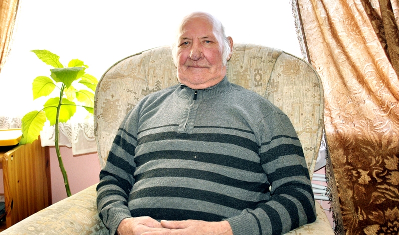 Jubilāra Kārļa Kļaviņa sirdslieta ir malkas skaldīšana, un dienā viņš vairākas stundas var pavadīt, nesteidzīgi vicinot cirvi.
Autors: Māris Krūmiņš