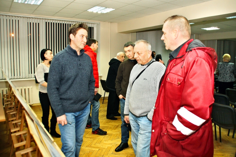 Sporta entuziasti – Raimonds Žabovs (no kreisās), Māris Gļauda, Jānis Mičulis un Jānis Kalējs – iepazinās ar sporta halles projektu.
Autors: Uldis Varnevičs