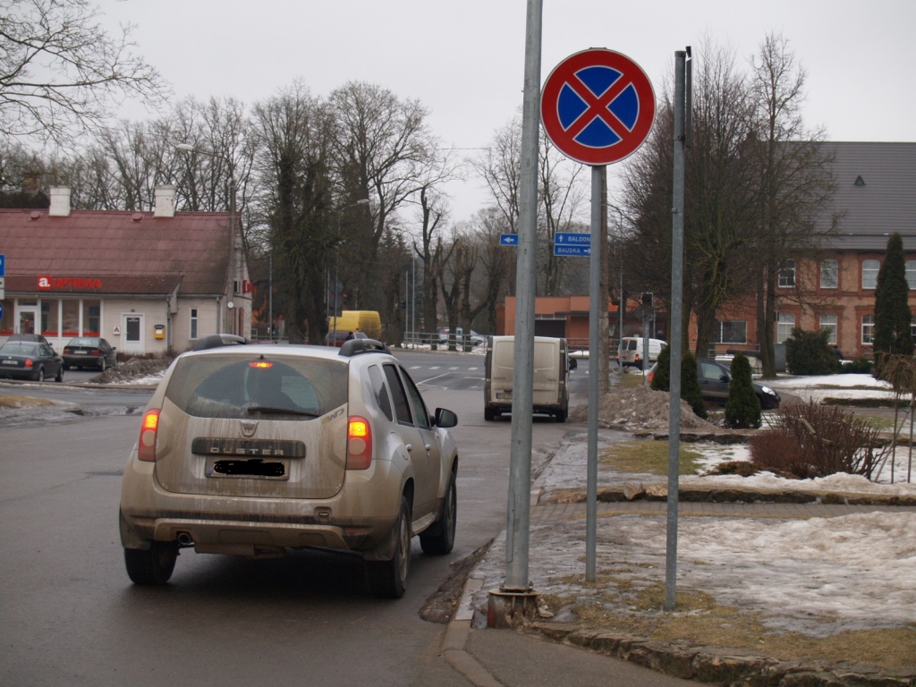Autobraucēji Iecavā visbiežāk apstāšanās noteikumus pārkāpj Edvarta Virzas ielā pie autoostas, kur ir maz stāvvietu, bet līdzās atrodas veikali, tirgus, aptieka un bankomāti, ko cilvēki bieži apmeklē.
Autors: Madara Ērgle