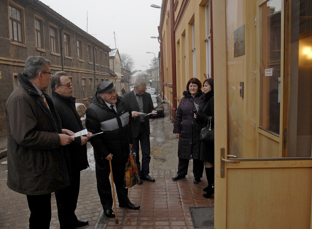 Īpašs viesis Bauskas kultūras centra atjaunotā vestibila atklāšanas reizē bija iestādes ilggadējais vadītājs Jānis Matisons (centrā).
Autors: Ivars Bogdanovs