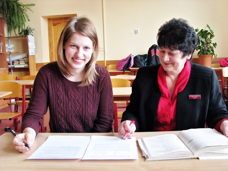 Bauskas Valsts ģimnāzijas 12. klases skolniece Annija Varkale aprīlī dosies uz Eiropas meiteņu matemātikas olimpiādi, kas šopavasar notiks Baltkrievijā. Bauskas Valsts ģimnāzijas matemātikas skolotāja Vaira Karpiča (no labās) apbrīno savas audzēknes Annijas Varkales darbaspējas.
Autors: Vilnis Auzāns