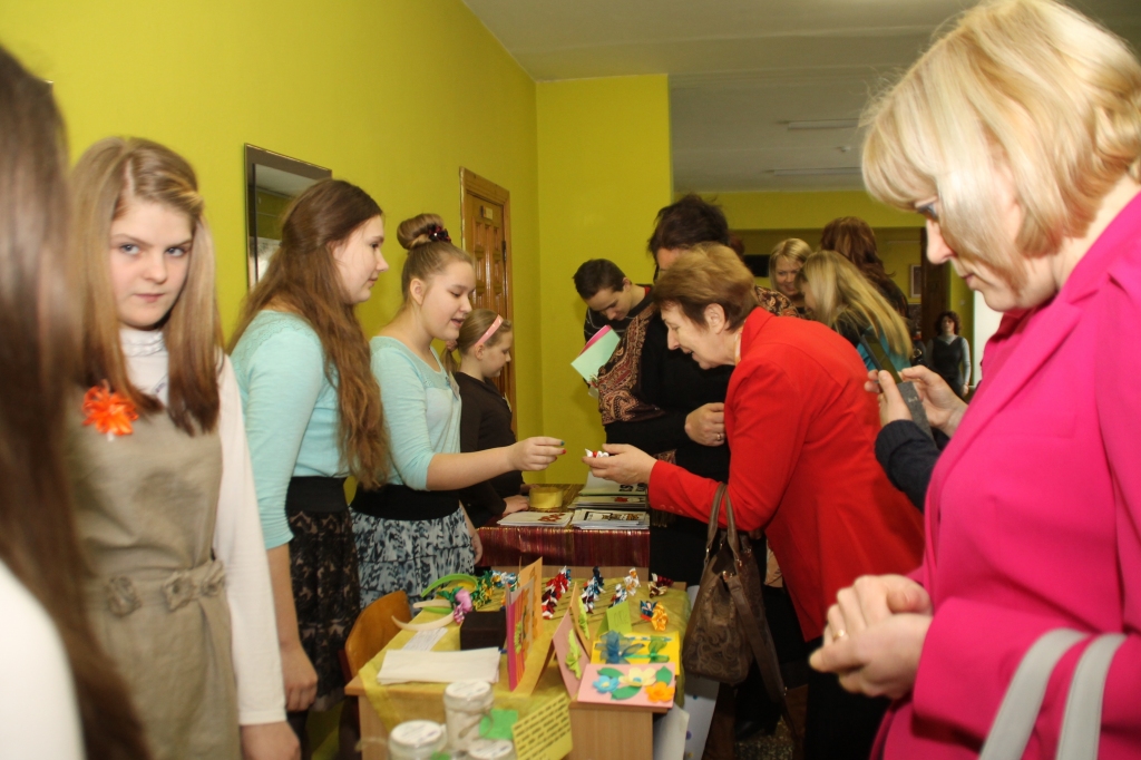 Bauskas novada pedagogi iepazīstas ar Īslīces vidusskolas skolēnu mācību uzņēmumu piedāvājumu. 
Autors: Uldis Varnevičs