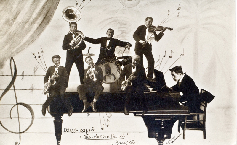 Džeza kapela «THE Mexico Band», kas vēlāk pārtapa Bauskas aizsargu nodaļas orķestrī, ar pašu gādātajiem instrumentiem sniedza izcilus modernās mūzikas priekšnesumus un spēja dejā aizraut publiku plašā apkaimē. K. Grinberga foto un kompozīcija no 1930. gada.
Autors: no Bauskas muzeja arhīva.